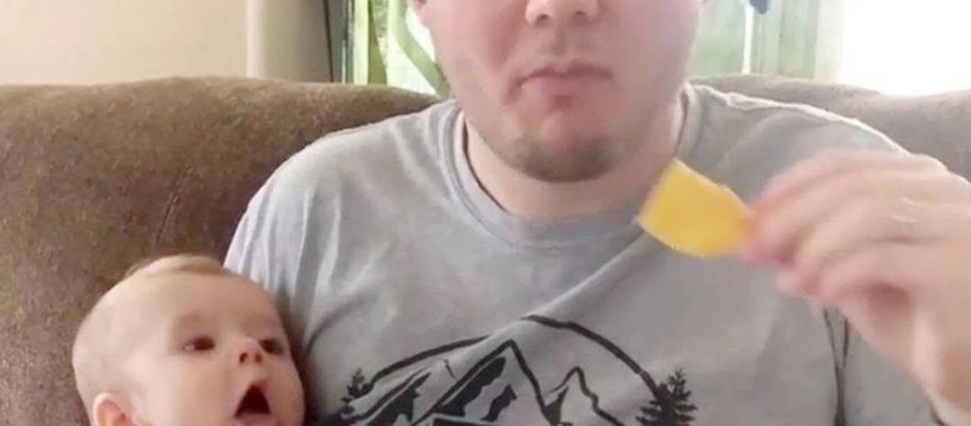 Επικό - Δείτε πώς αντιδρούν τα μωράκια όταν βλέπουν τους γονείς τους να τρώνε (βίντεο)